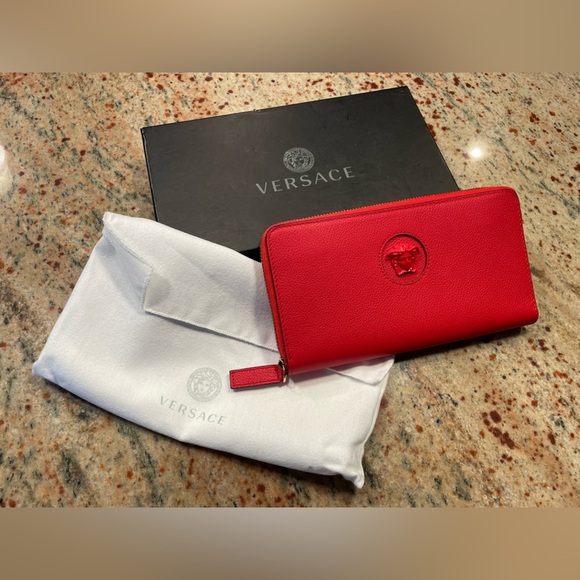 Versace Medusa Women's Bright Red 100% Textured Leather Zip-Around Wallet NEW - Picture 1 of 16